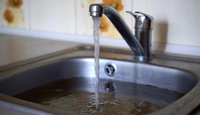 overflowing water from kitchen sink