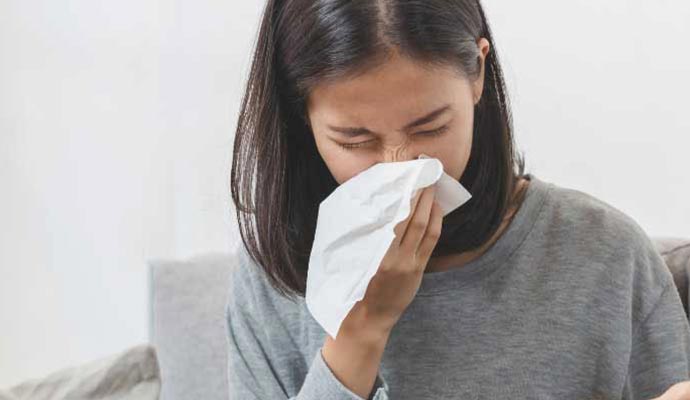 woman mold effects on health allergy issue